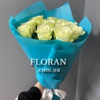 Beautiful white roses in a bouquet - Photo 1