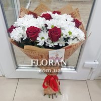Букет з червоних троянд та хризантем - Фото 1