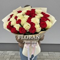 Букет з бордових та білих троянд - Фото 1