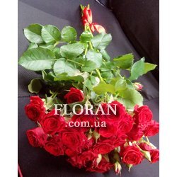Маленький букет з червоних троянд - Фото 1