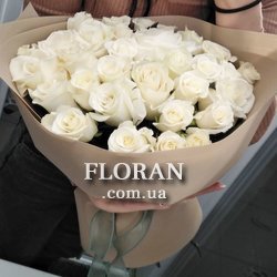 Букет белых роз в крафтовой бумаге - Фото 1