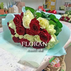 Букет з білих та бордових троянд - Фото 1