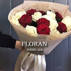 Букет з червоні і білі троянди - Фото 3