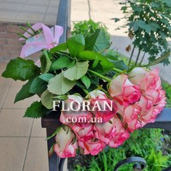 Двхуцветные розы Джумилия в букете - Фото 4