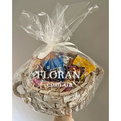 Small basket of sweets - Photo 1