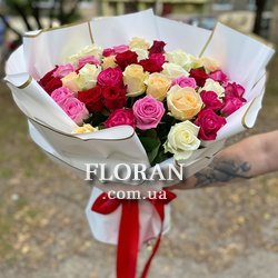 Яскравий букет із різнокольорових троянд - Фото 1