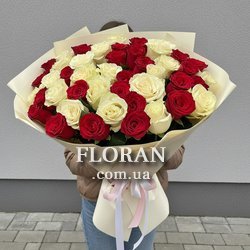 Букет з бордових та білих троянд - Фото 1