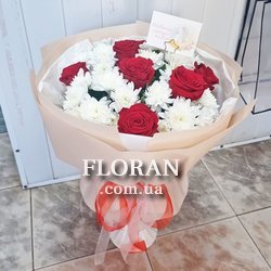 Букет из красных роз и хризантем - Фото 2