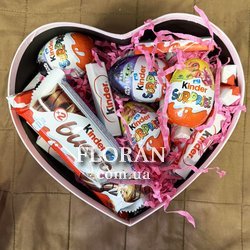 Подарункова коробка з солодощами - Фото 1