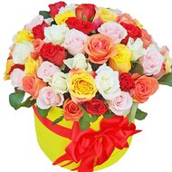 51 троянда в коробці