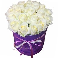 Білі троянди в коробці