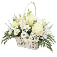 Кошик білих квітів