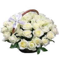 Кошик білих троянд