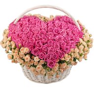 Кошик троянд у вигляді серця