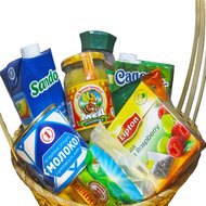 Кошик з їжею у подарунок жінці