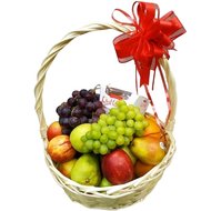 Кошик із фруктами та цукерками