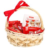 Кошик із цукерками у подарунок