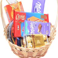 Кошик із солодощами у подарунок