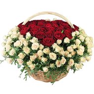 Красиві букети з троянд у кошику