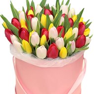 Красиві квіти на 8 березня в коробці