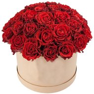 Червоні троянди в круглій коробці