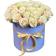 Кремові троянди в коробці