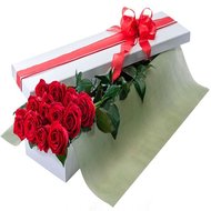 Троянди в довгій коробці