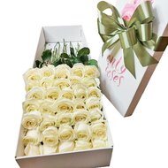 Троянди в прямокутній коробці