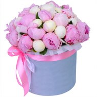 З днем народження півонії в коробці