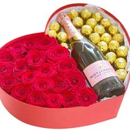 Серце з трояндами, шампанським і цукерками