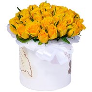 Жовті троянди в коробці