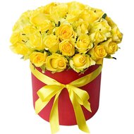 Жовті троянди в шляпній коробці