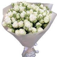 Букет белых кустовых роз