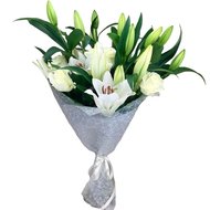 Bouquet of white lilies and roses