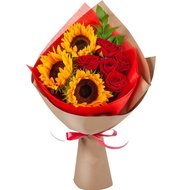 Букет із соняшниками та трояндами