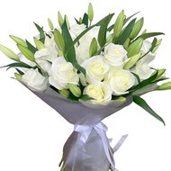 Красивий букет лілії з троянди