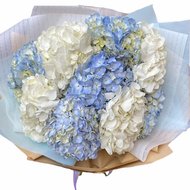 Гарний букет з гортензією