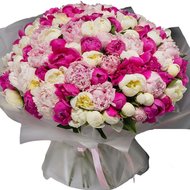 Величезний букет півонії