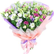 Різнокольорові еустоми у букеті