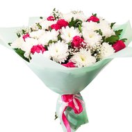 Розы с хризантемами