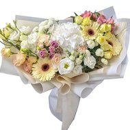 Стильний букет із живих квітів