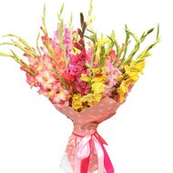 Яскравий букет гладіолусів