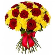 Жовті хризантеми з трояндами