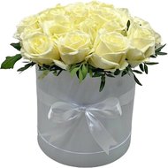 21 троянда в капелюшній коробці