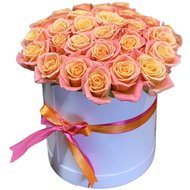 25 красивих троянд у коробці