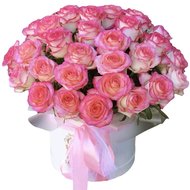 35 троянд у капелюшній коробці
