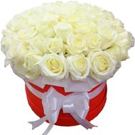 Білі троянди у круглій коробці