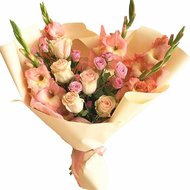 Гладіолуси та троянди в букеті