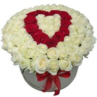 Композиція з троянд у круглій коробці