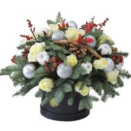 Композиция на Новый год в белом цвете